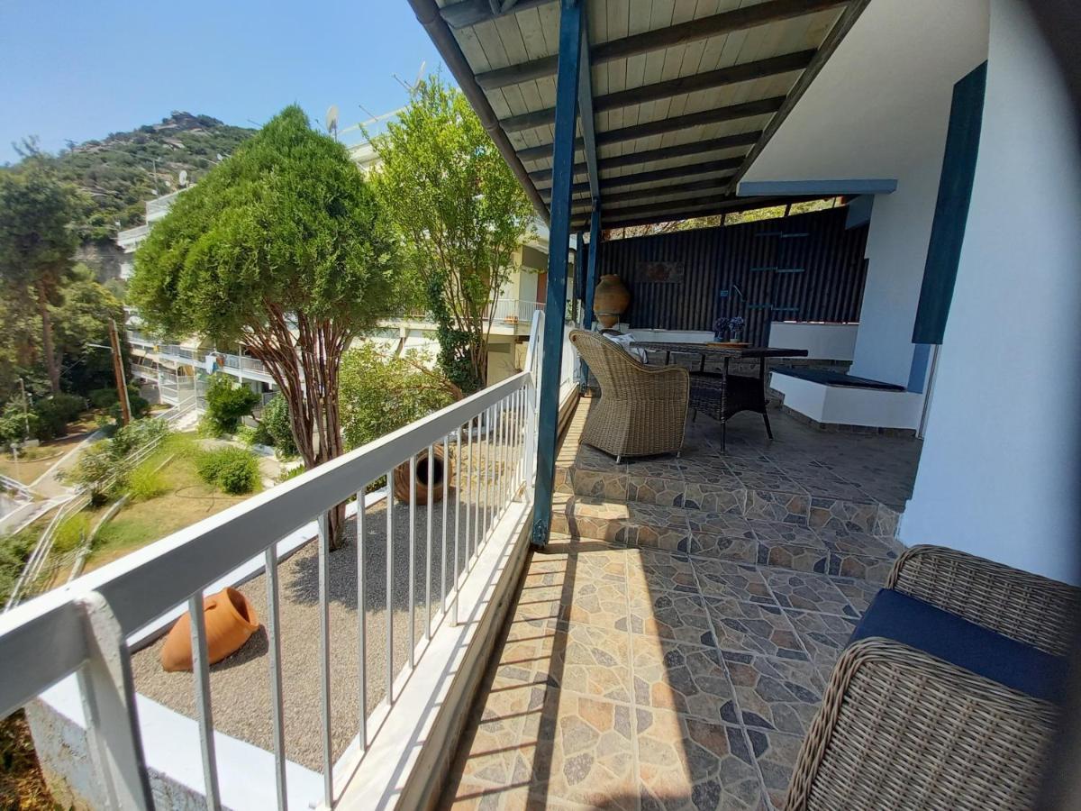 דירות PalaiónTsiflíkion Balcony By The Sea מראה חיצוני תמונה